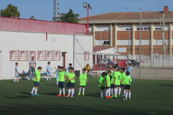 En liga Quijote Globalcaja de Fútbol 8 benjamín, el equipo A de la EFB Jesús de la Ossa, sigue imbatido y el C de la misma, es el único que no ha logrado ganar todavía.