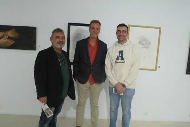 El concejal de Cultura, inaugura la exposición de Manuel Jiménez Carmona “La Voz en la Piel” en el hall del Auditorio. Junto al artista y Juan Ramón Mansilla que asegura que la muestra es “un juego de contrastes”
