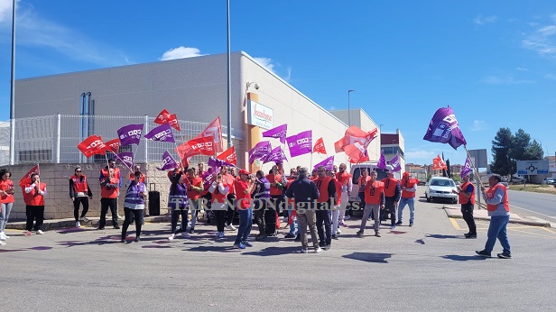 Medio centenar de trabajadores de Incarlopsa del sindicado CCOO se han concentrado a las puertas del matadero
