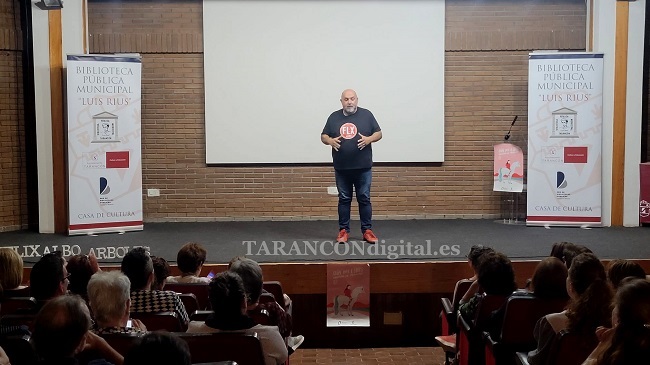 Félix Albo realiza una sesión de narración oral en la Casa de la Cultura de Tarancón enmarcada en el mes del libro