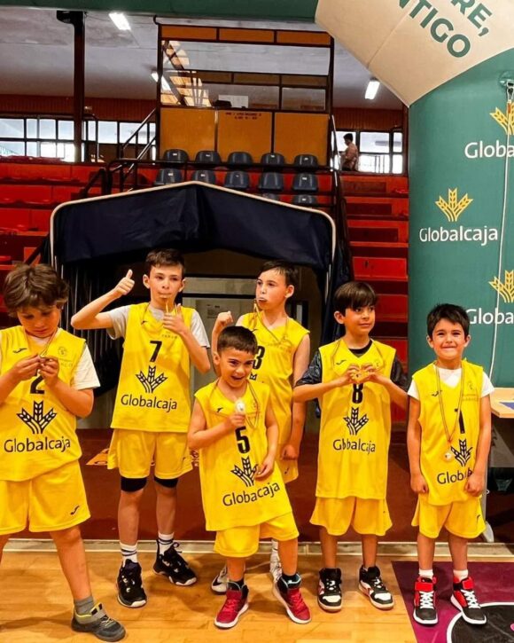 El equipo benjamín de la EMB CB Tarancon segundos en el torneo clausura del circuito mixto Globalcaja de la categoría.
