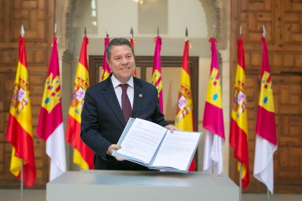 El presidente de Castilla-La Mancha firma el Decreto de convocatoria de elecciones, que fija el 22 de junio para la sesión constitutiva de las Cortes