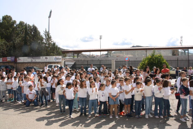 El Colegio “Ramón y Cajal” regresa al “Virgen de la Luz” para celebrar el Día del Niño Hospitalizado con los profesionales sanitarios