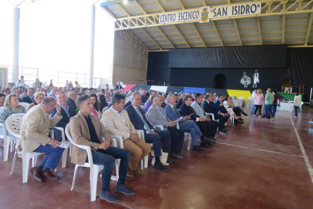 Alrededor de tres centenares de personas han seguido en el Centro Escénico San Isidro la entrega de premios del XXIX Concurso de Vinos de Cuenca