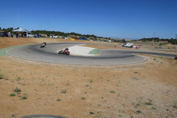 Espectacular prueba del Campeonato de España de Supermoto en el circuito DR7 de Tarancón