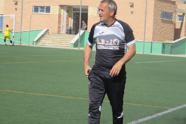 Javier Martínez, uno de los entrenadores del equipo juvenil de la EFB Jesús de la Ossa, tras lograr la permanencia matemática con el equipo “Hemos sufrido mucho ante el Conquense y durante la temporada, pero los hemos conseguido”.