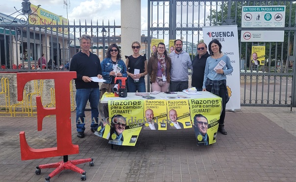 +Cuenca Ahora Tarancón continúa la campaña electoral, hoy a las puertas del Recinto Ferial explicando a los viandantes las líneas maestras de su programa