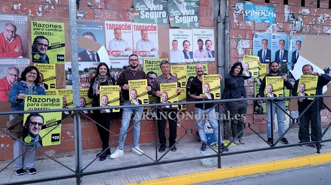 + Cuenca Ahora realizaba la pegada de carteles en Tarancón este viernes junto a la Plaza de los Leones