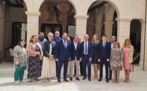 José Mª Aznar en su viaje hacia Cuenca ha hecho parada en Tarancón, en concreto en el Rte. Essentia
