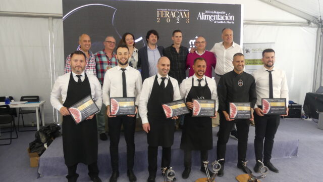 Mucha presencia de público, espectáculo y solidaridad en el concurso de cortadores de jamón FERACAM