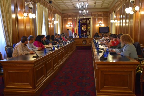 Martínez Chana ha dado la enhorabuena a los diputados que repiten en sus cargos en el penúltimo pleno de la legislatura