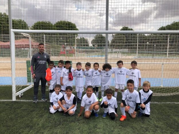 El equipo Pre benjamín A de la EF Jesús de la Ossa de Tarancón, primer clasificado en el cuadro B del X Trofeo San Isidro, en la vecina localidad de Santa Cruz de la Zarza, por su parte el B cerró el grupo.