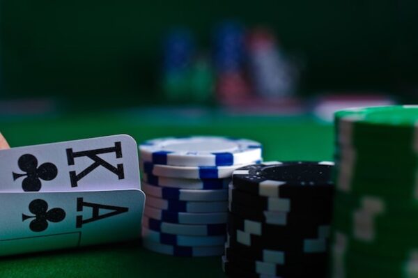 ¿Quieres jugar con amigos a póker online? ¡Hazlo en Pokerhub!