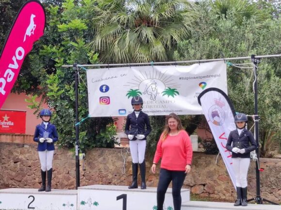 Alejandra Navarro, logra las medias necesarias para estar en el Campeonato de España de Doma Clásica Alevin.