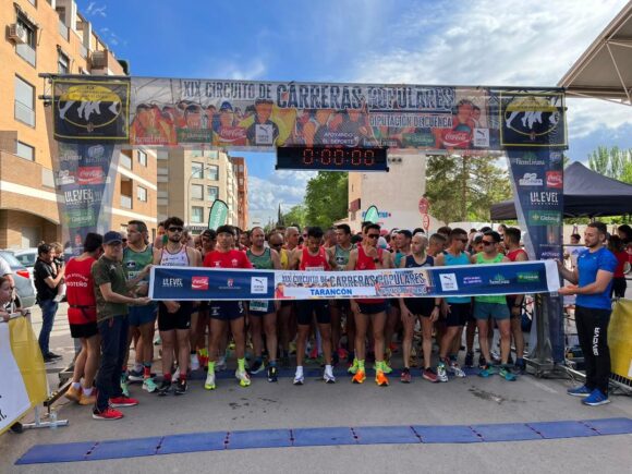 Rocio Lopez Gómez en féminas del Rujamar CA Cuenca y Alfonso Expósito Giménez del CA Iniesta en hombre, reciben el “dorsal de oro” del XIX Circuito de Carreras Populares de la Diputación tras la séptima prueba, disputada en Tarancón en su XXXVIII Cross el Caño.