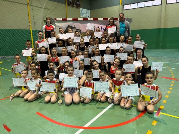 Espectacular clausura de la Escuela de Gimnasia Rítmica en el pabellón Peña el Águila y entrega de diplomas a las gimnastas