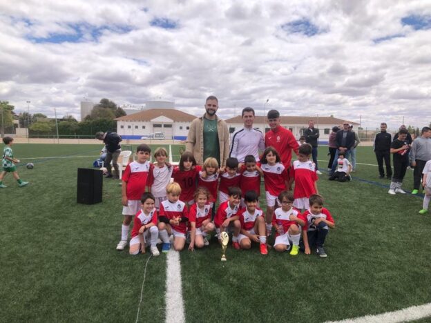 Los equipos Pre Benjamín Futbcuenca A, en el cuadro A y el equipo A de la EF Jesús de la Ossa en el B, ganadores del V Trofeo prebenjamin “Tierra de Vítor” de Horcajo de Santiago