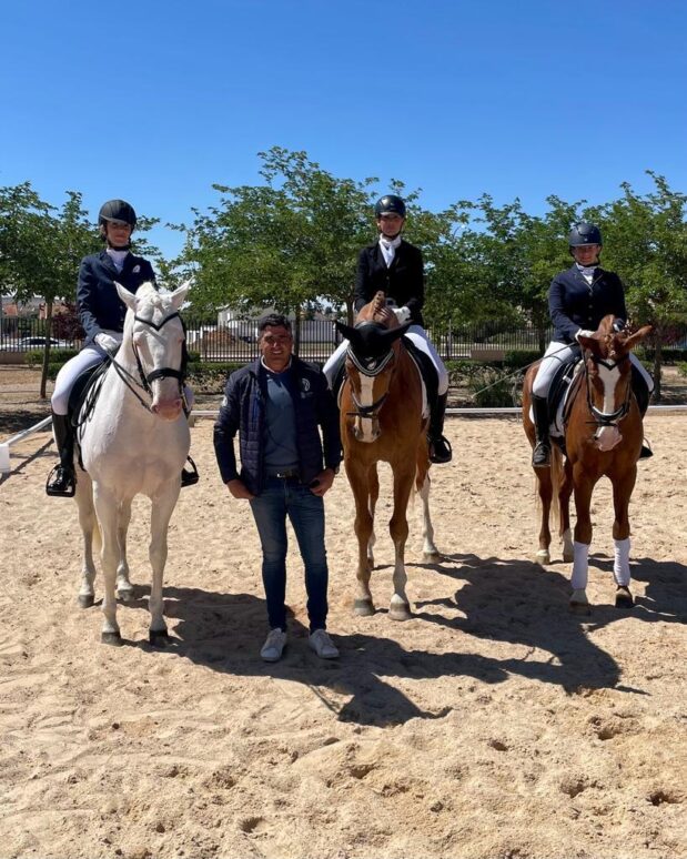 Las amazonas de la Escuela de Equitación Emilio Galán de Tarancón, logran los primeros puestos en sus categorías y Repris en el Concurso Territorial de Doma Clásica disputado en Valdepeñas.