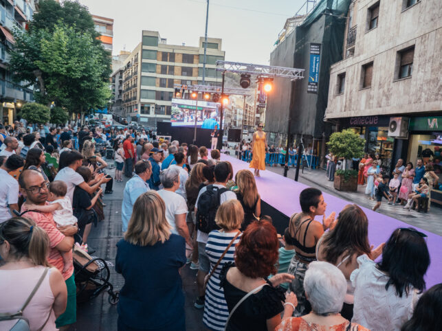 ‘La noche mágica de las compras congrega a cientos de conquenses en las calles comerciales