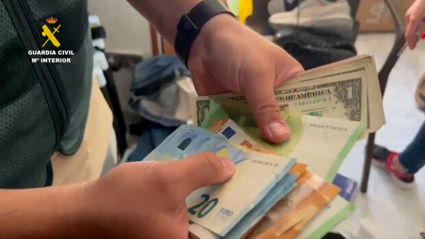 Cuatro personas detenidas por robar móviles por valor de 60.000 euros en vestuarios de campos de fútbol de varias provincias