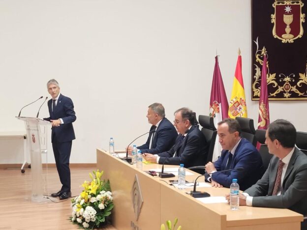 Grande-Marlaska anima a los nuevos profesionales penitenciarios a trabajar para consolidar el prestigio del sistema español