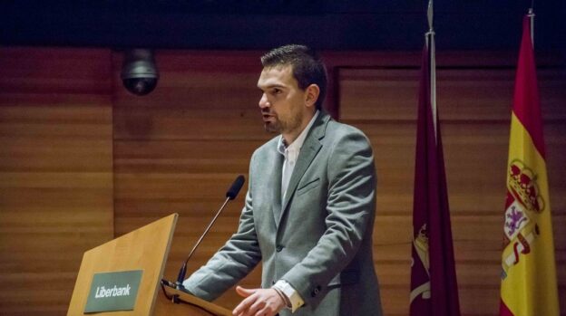 El periodista y escritor conquense Alberto Val, presenta este lunes en el Centro Cultural Aguirre su última novela «La Perra»