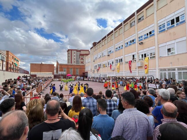 Espectacular baile fin de curso en el Colegio Nuestra Sra de la Merced. Colorista y participativo previo a las vacaciones.