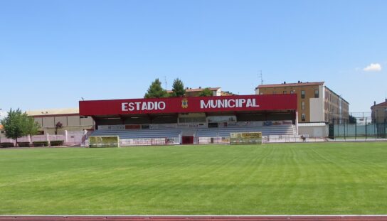 Mejoras en el césped del Estadio Municipal ante la próxima temporada.
