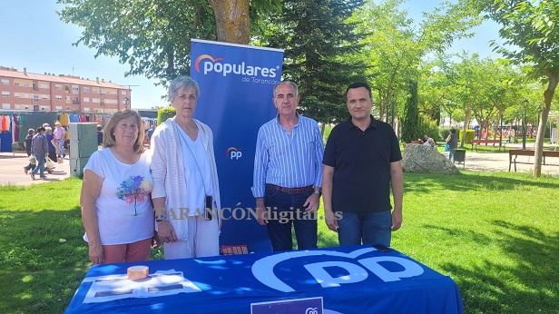 El PP de Tarancón ha estado hoy en el mercadillo para informar sobre el proceso del voto por correo de cara a las elecciones del 23J