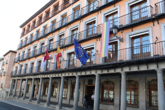 La Delegación del Gobierno de España en Castilla-La Mancha despliega la pancarta con los colores arcoiris