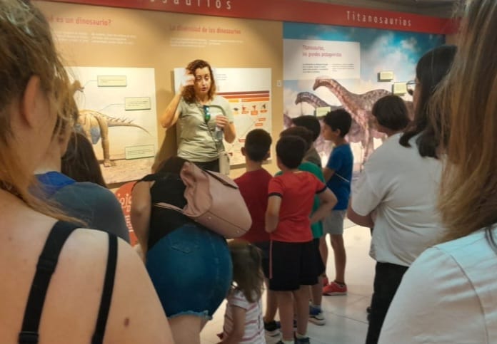 Asisten a la visita guiada en el centro de interpretación del yacimiento paleontológico de «Lo hueco» ubicado en la villa de Fuentes