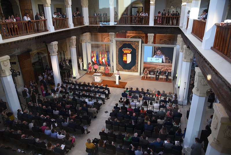 El Presidente Emiliano García-Page firma el decreto con el que nombra el nuevo gobierno de Castilla La Mancha