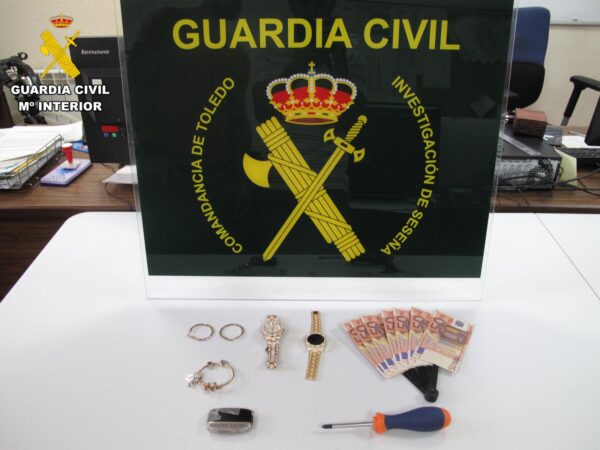 La Guardia Civil detiene a un joven que se dedicaba al robo en interior de viviendas de personas de avanzada edad y sobre el que pesaban 13 requisitorias