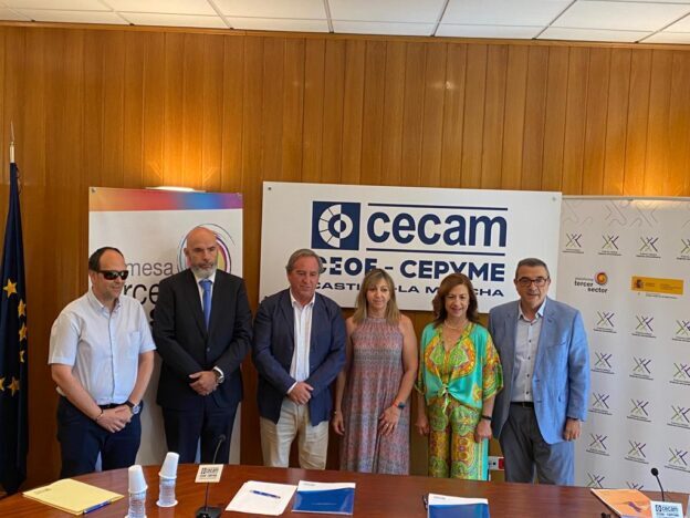 Mesa del Tercer Sector y CECAM firma un acuerdo de colaboración y animan a las empresas de la región a marcar la casilla empresa solidaria