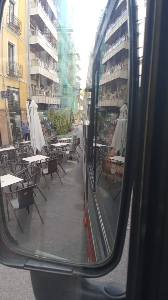 La representación de los trabajadores en líneas urbanas denuncia los riesgos del paso de autobuses por calle Alonso Chirino y Carretería