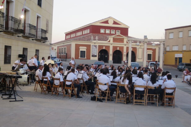 Divertimento musical a cargo de la Agrupación Musical Nuestra Sra de Riánsares en su concierto “Noches de Verano” en la plaza del Ayuntamiento