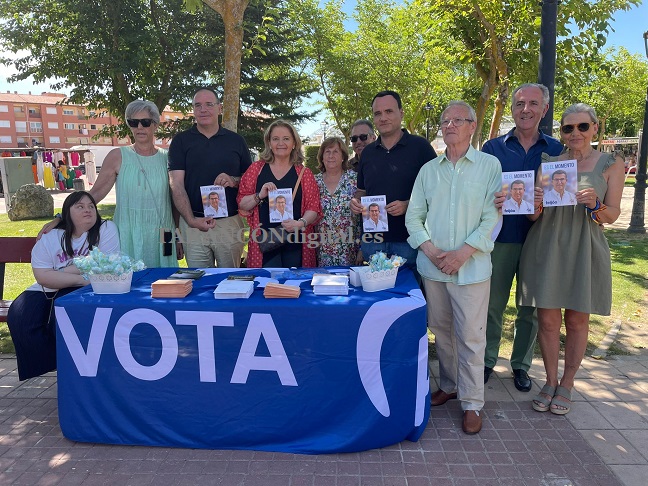 Los candidatos al senado por el PP Benjamín Prieto y Mª Jesús Bonilla han visitado hoy el Mercadillo de Tarancón