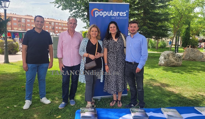 Los candidatos del PP al Congreso y Senado han visitado hoy el Mercadillo de Tarancón en la campaña informativa sobre el voto por correo que realiza cada jueves la formación