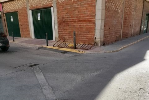Una denuncia vecinal afirma que la valla que aparece en la imagen llevan más de seis meses en la Calle Pintor Sorolla de Tarancón