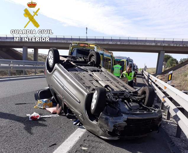 La Guardia Civil auxilia a dos heridos en un accidente  de circulación