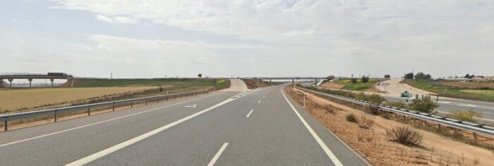 Esta madrugada corte en la A-40 a la altura de Santa Cruz de la Zarza tras la salida de la vía de un camión que transportaba pollos