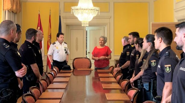 La subdelegada del Gobierno recibe a los nuevos policías nacionales de la Comisaría Provincial