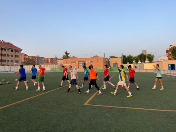 Iván Delgado, dirige el primer entrenamiento del equipo Promesas de la EFB Jesús de la Ossa ante la próxima temporada en Primera Autonómica