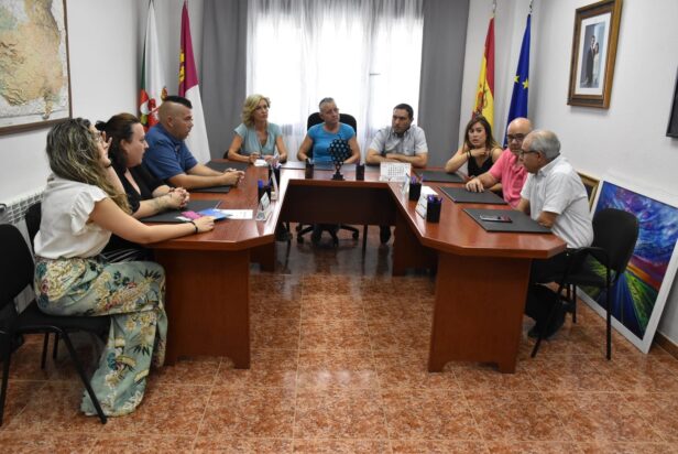 El gobierno regional estudiará posibles soluciones para mejorar las instalaciones educativas de la localidad de Villarta