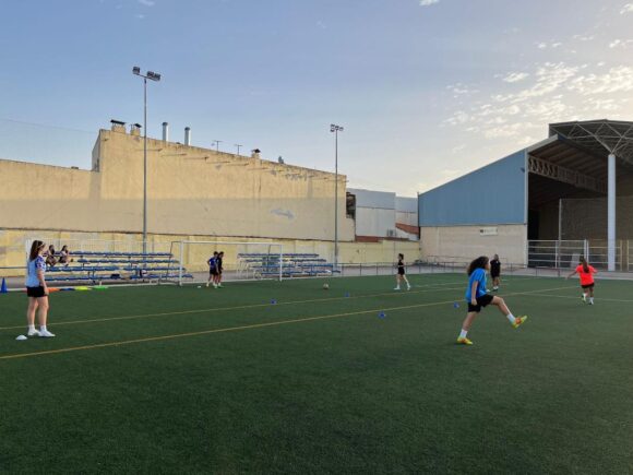 Mas de una veintena de jugadoras acuden a la primera jornada de entrenamiento captación para el equipo femenino de la EF Jesús de la Ossa en el inicio de la preparación ante la próxima temporada