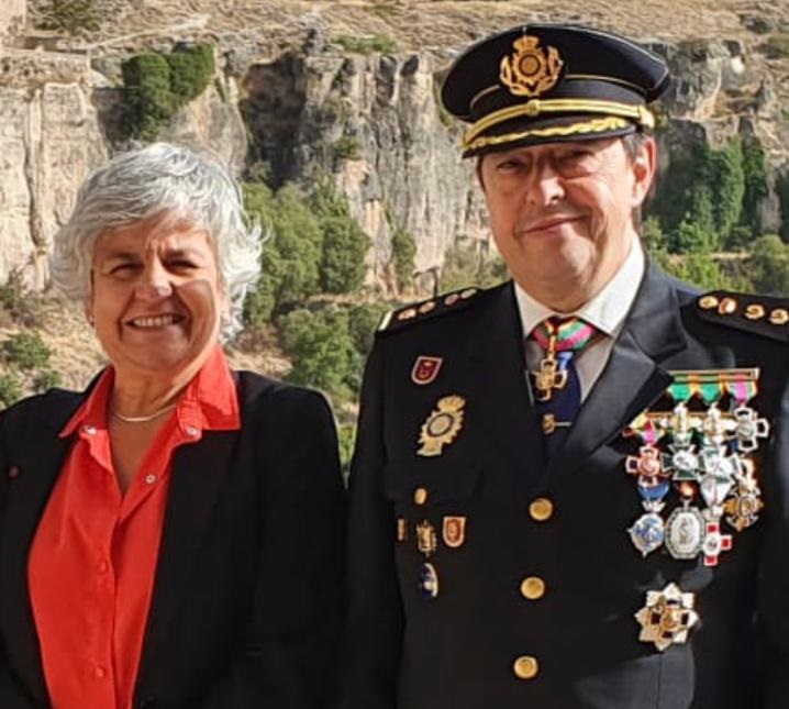 La subdelegada del Gobierno despide al comisario con motivo de su pase a la jubilación agradeciéndole su compromiso con los conquenses