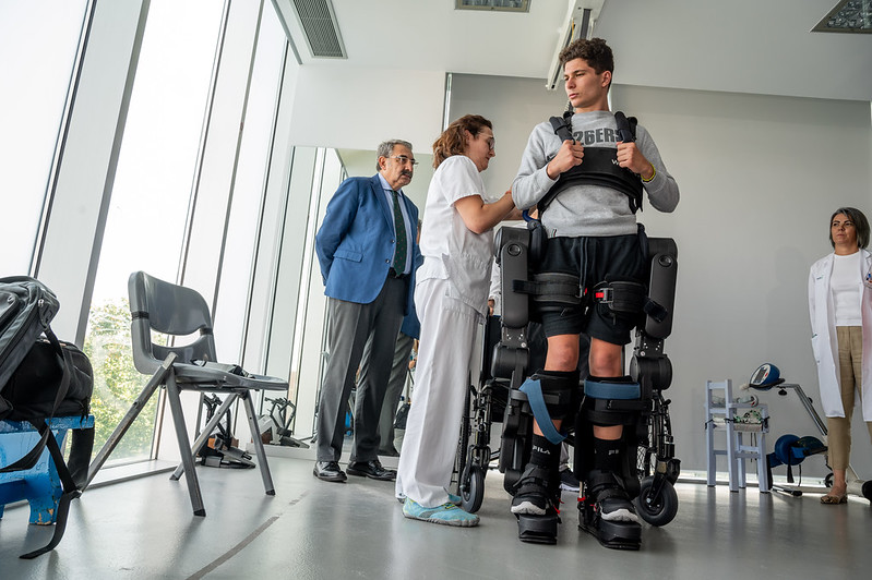 El Hospital Nacional de Parapléjicos ya cuenta con un nuevo exoesqueleto que ayuda a caminar a adolescentes con lesiones medulares