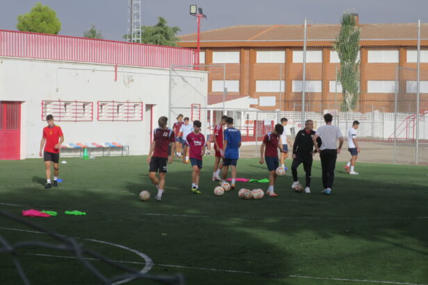 Los juveniles de la EFB Jesús de la Ossa, se presentan ante la afición el lunes día 11 en el Estadio Municipal y quieren hacerlo abriendo la casilla de victorias ante el CD Miguelturreño.