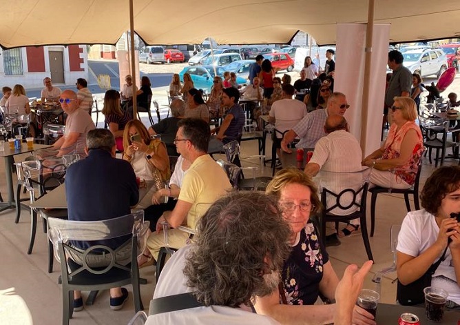El mañaneo ha sufrido esta madrugada un robo, los amigos de lo ajeno se han llevado 15 sillas y 2 mesas además de 4 barriles de cerveza