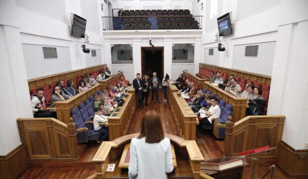Las Cortes regionales reimpulsan su programa de ‘puertas abiertas’ con la primera visita guiada de la legislatura a su sede del Convento de San Gil